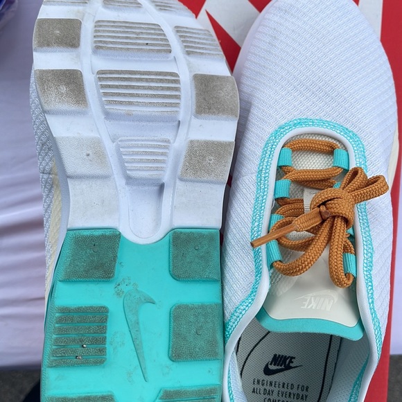 Nike tennis shoes - Picture 5 of 6